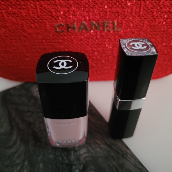 ⛔️SOLD!⛔️New Chanel Nail & Lipstick Gift Set! - Picture 4 of 13